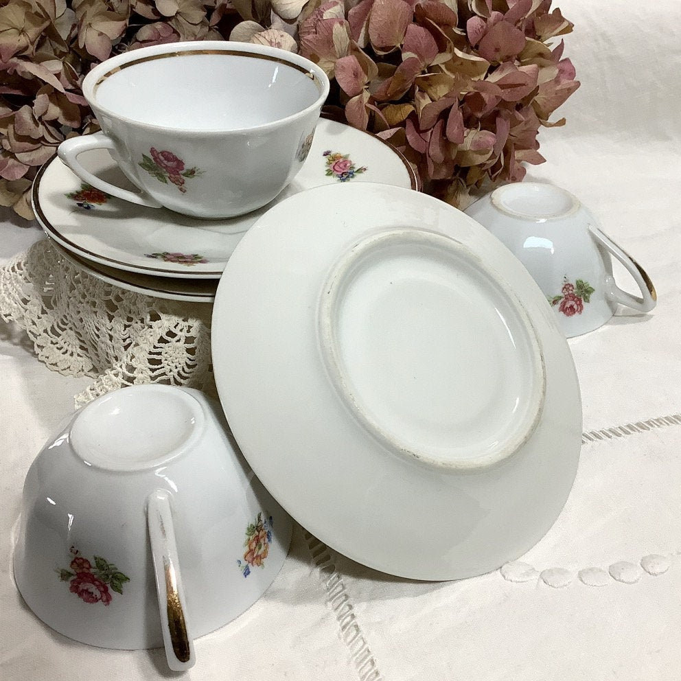Tasses et sous tasses à café porcelaine roses vintage