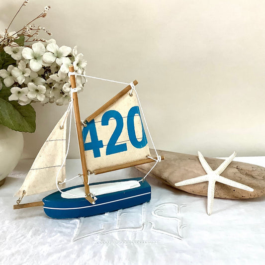 Bateau flottant bois bleu clair voiles coton décoration marine ht 21 cm