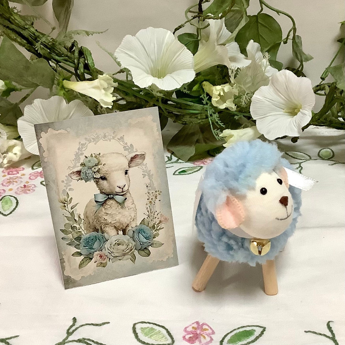 Mouton peluche bleu décoration pâques 