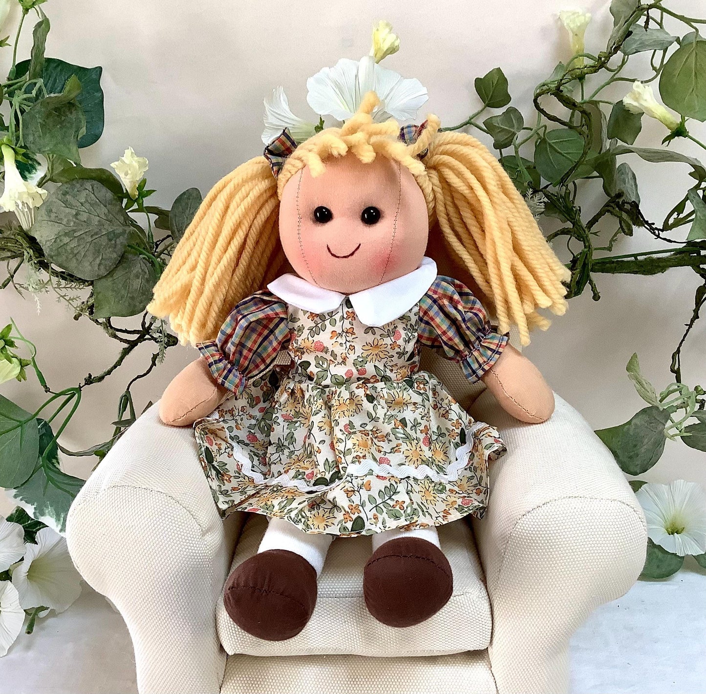 Poupée de chiffon tissu robe beige modèle dina ht 30 cm