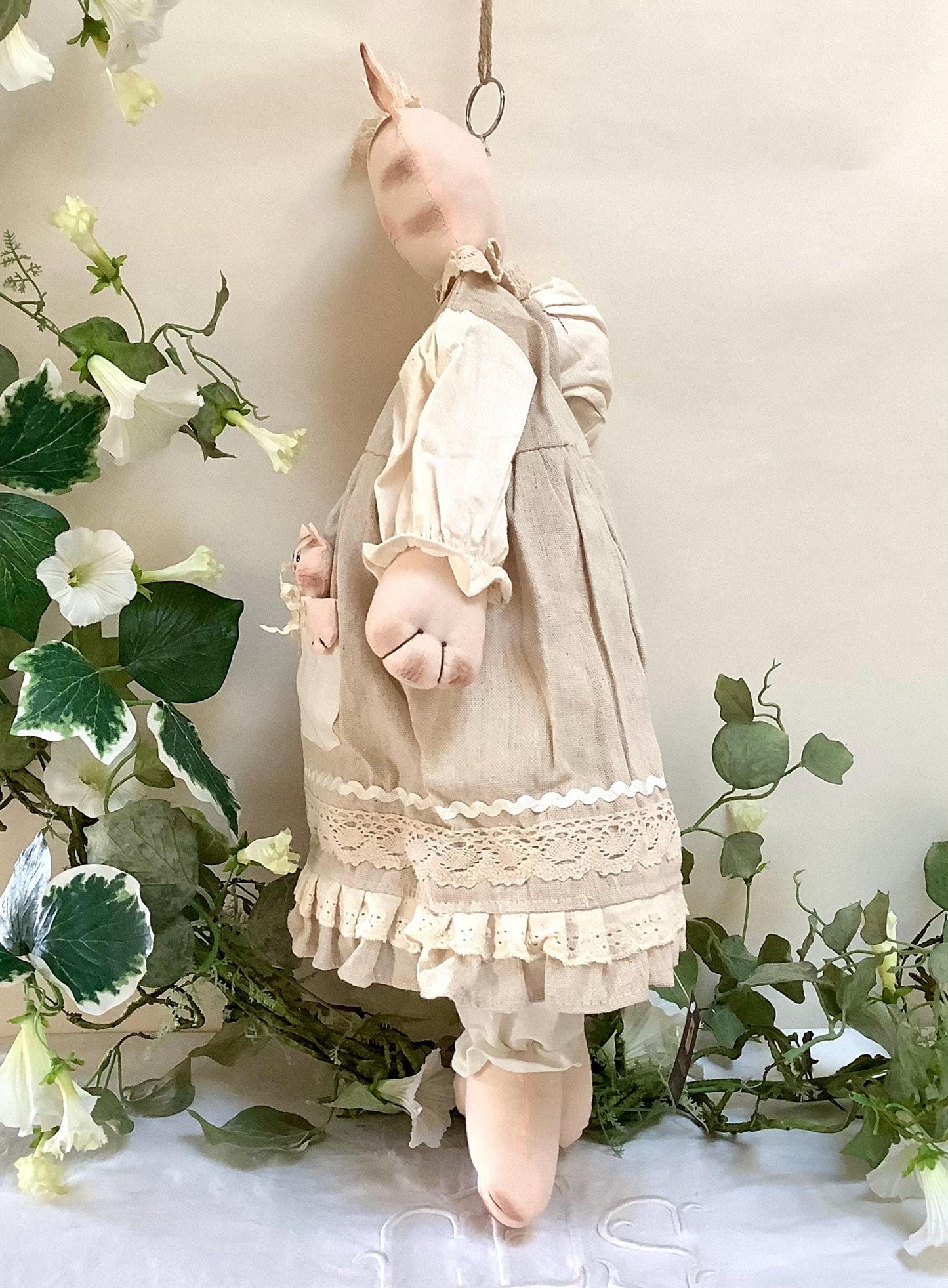 Porte sacs chat robe lin écrue avec deux chatons vintage ht 55 cm