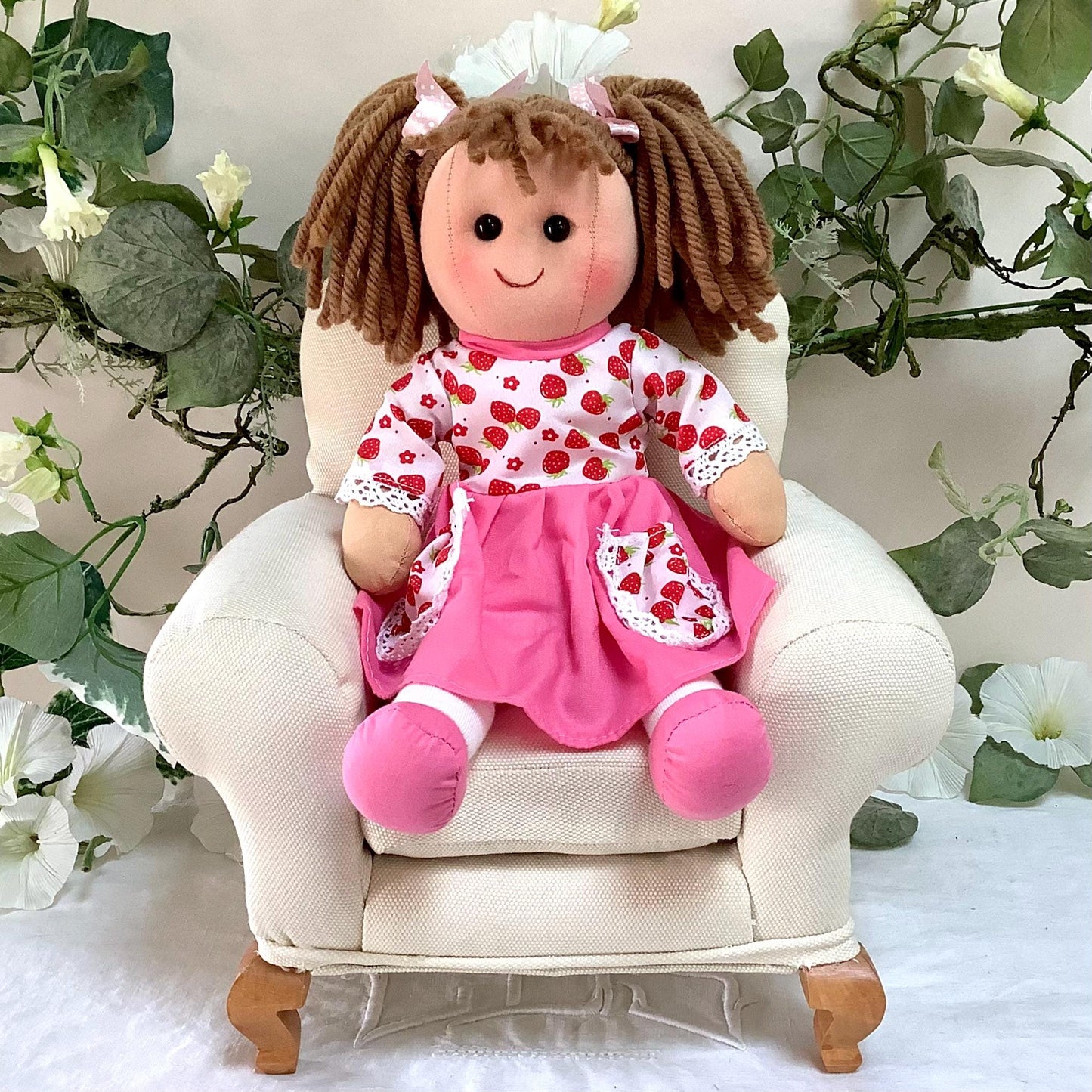 Poupée de chiffon tissu robe rose fraises modèle lola ht 30 cm