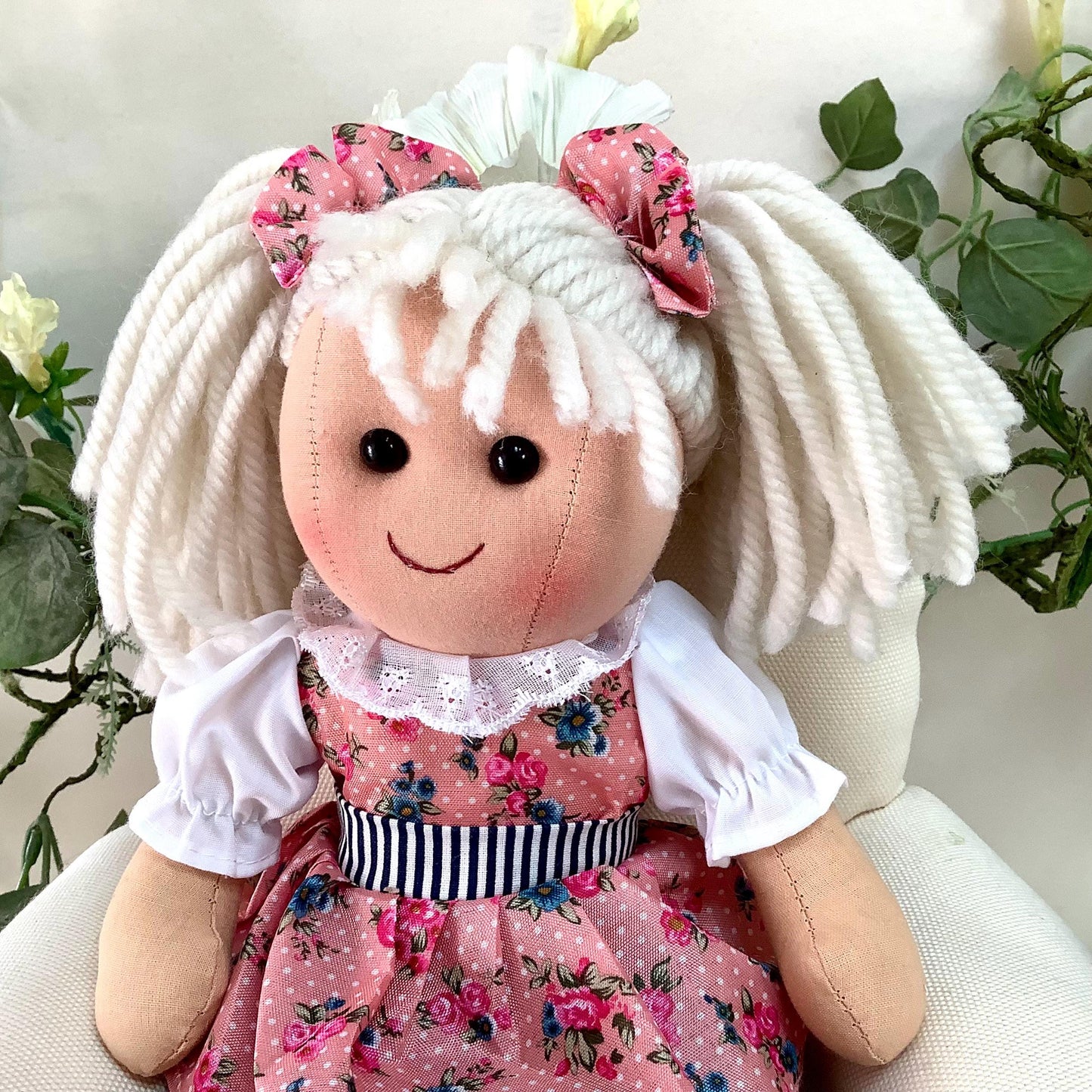 Poupée de chiffon Bella blouse rose fleurie tissu jolies finitions, jouet enfant dès 3 ans