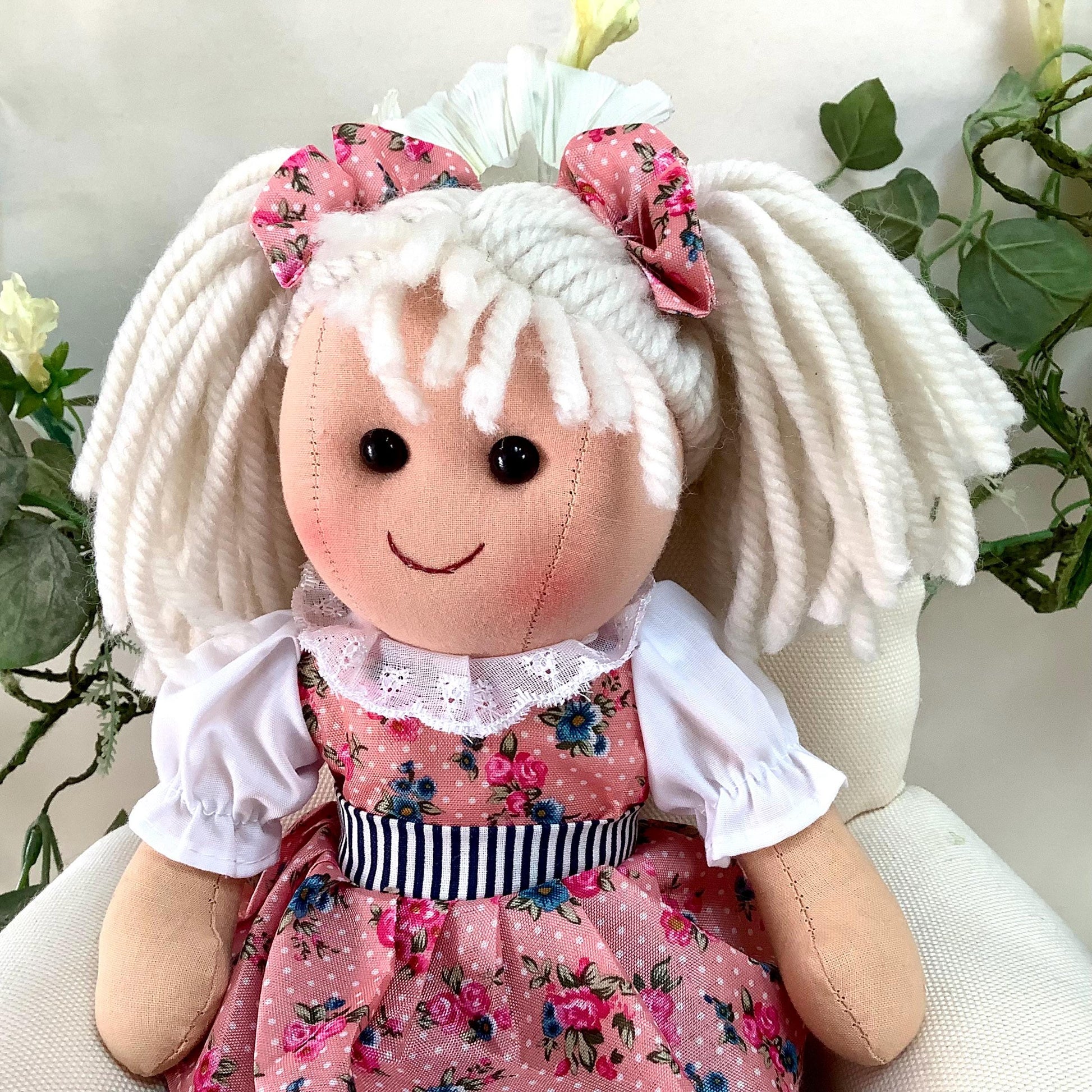 Poupée de chiffon Bella blouse rose fleurie tissu jolies finitions, jouet enfant dès 3 ans