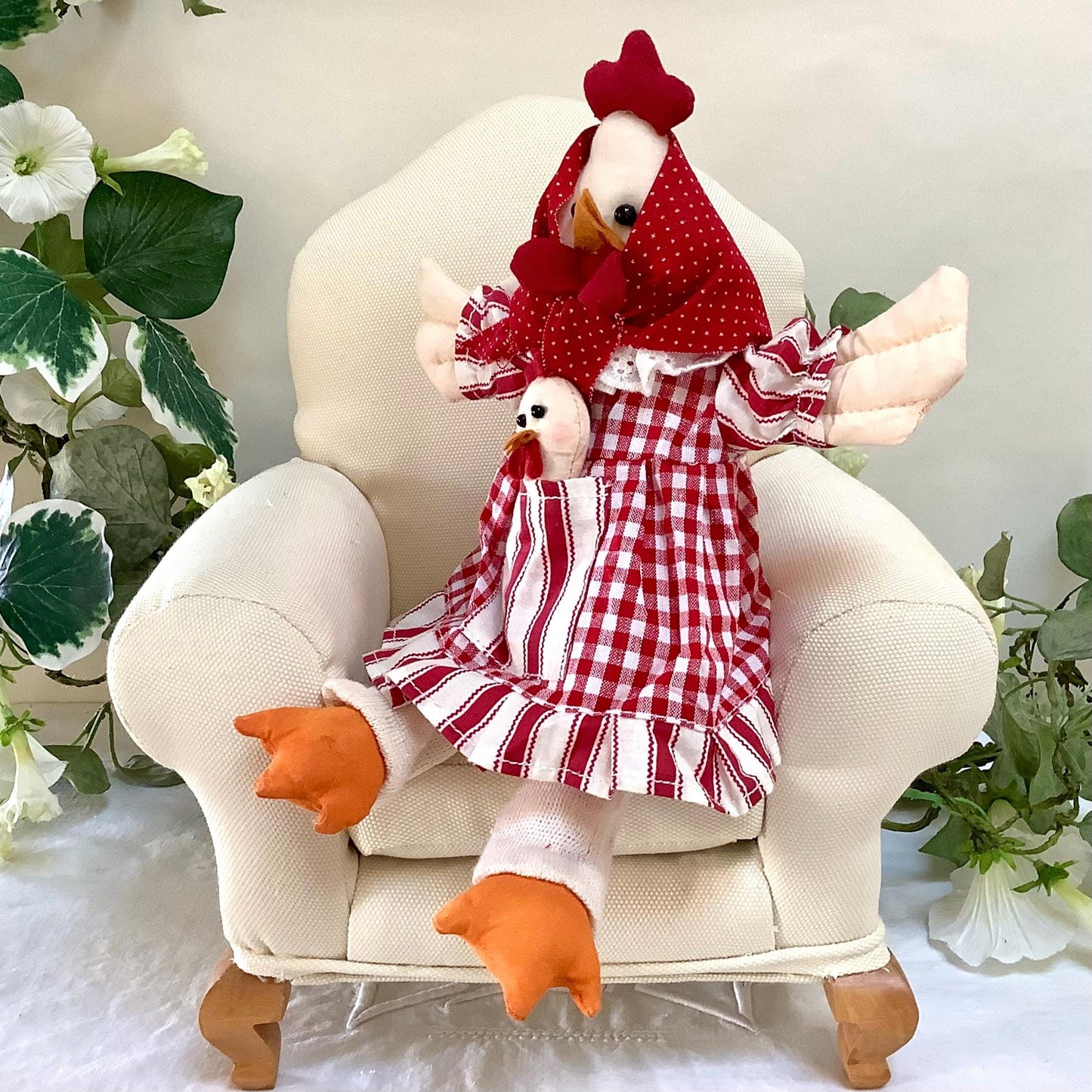 Vue arrière poule déco tissu robe carreaux rouge blanc 28 cm, décoration vintage