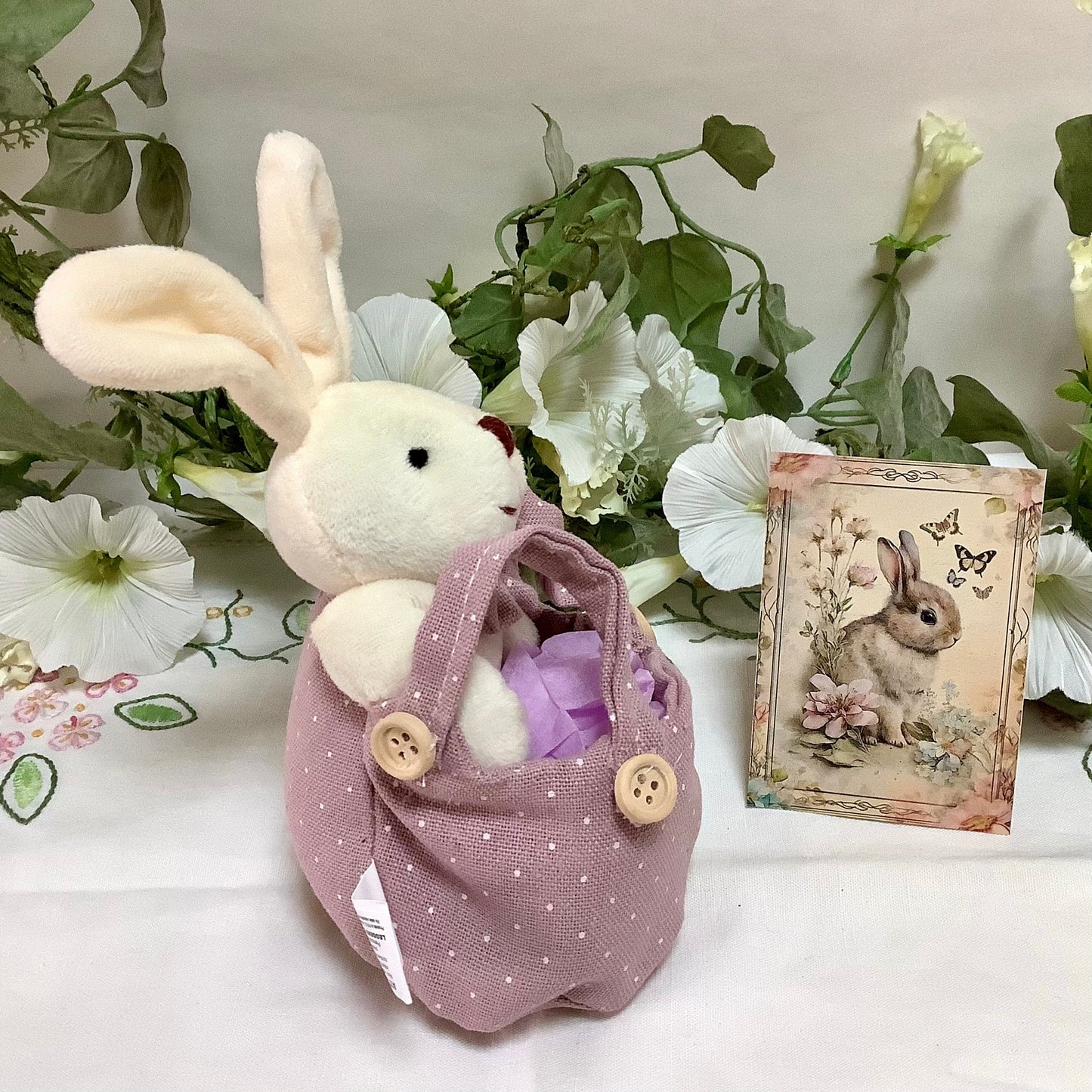 Lapin blanc peluche sac mauve pois décoration pâques 