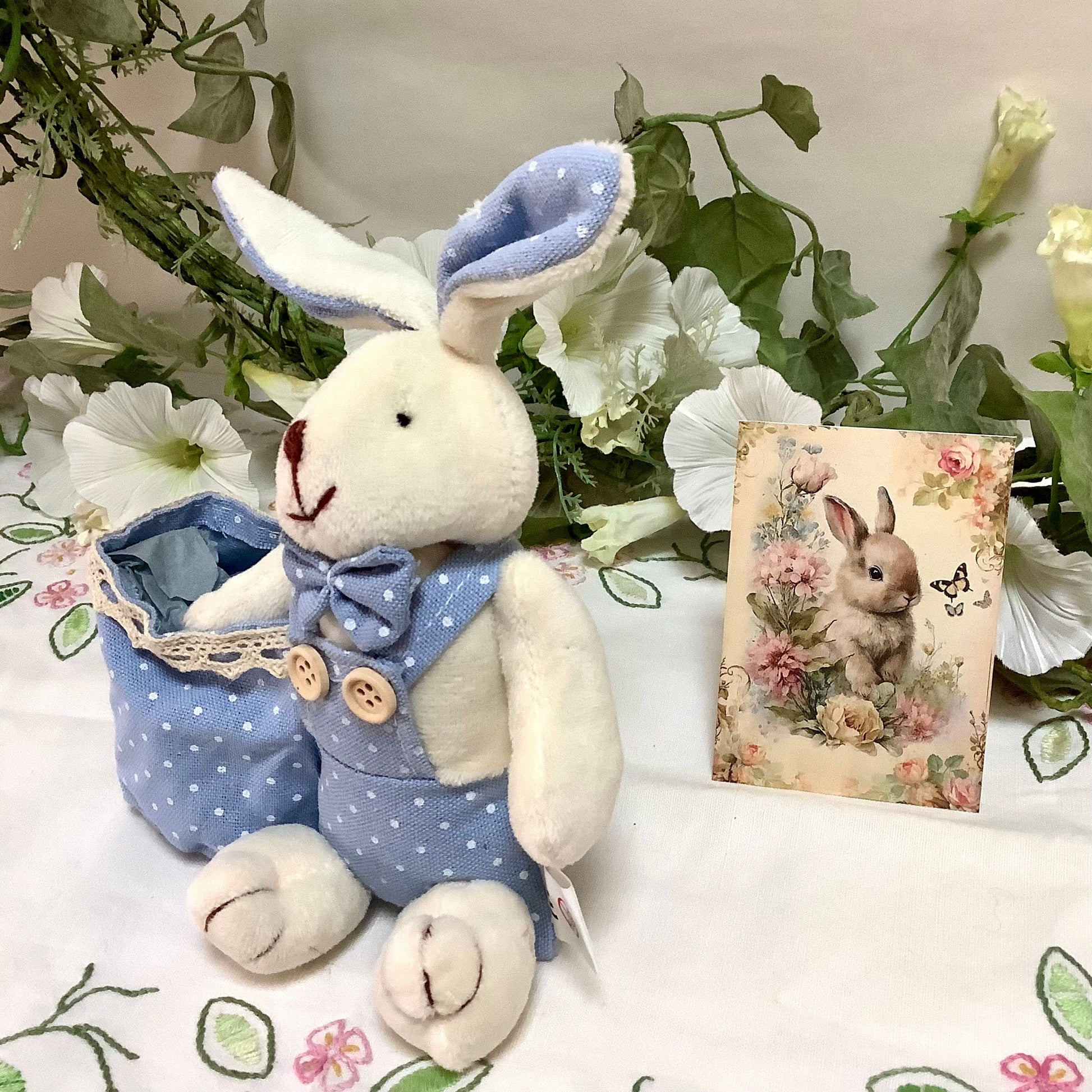Lapin blanc peluche sac bleu pois décoration pâques 