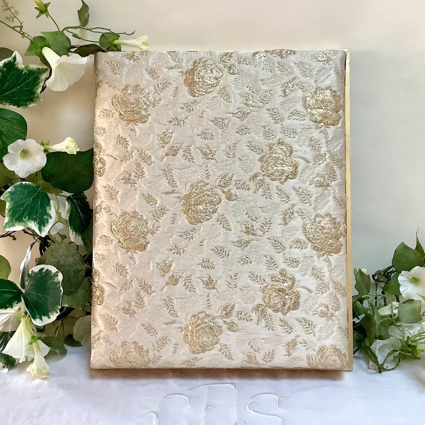 Grande boîte ancienne tissu satin brodé roses or vintage