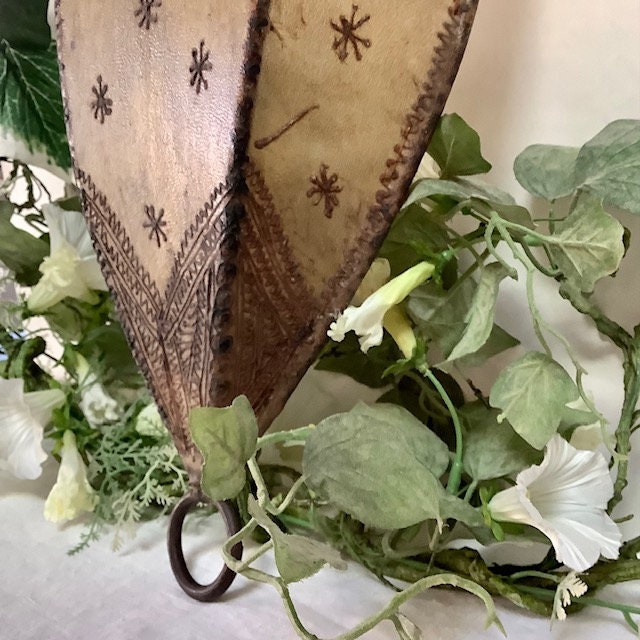 Applique orientale  fer forgé et peau ht 36 cm vintage