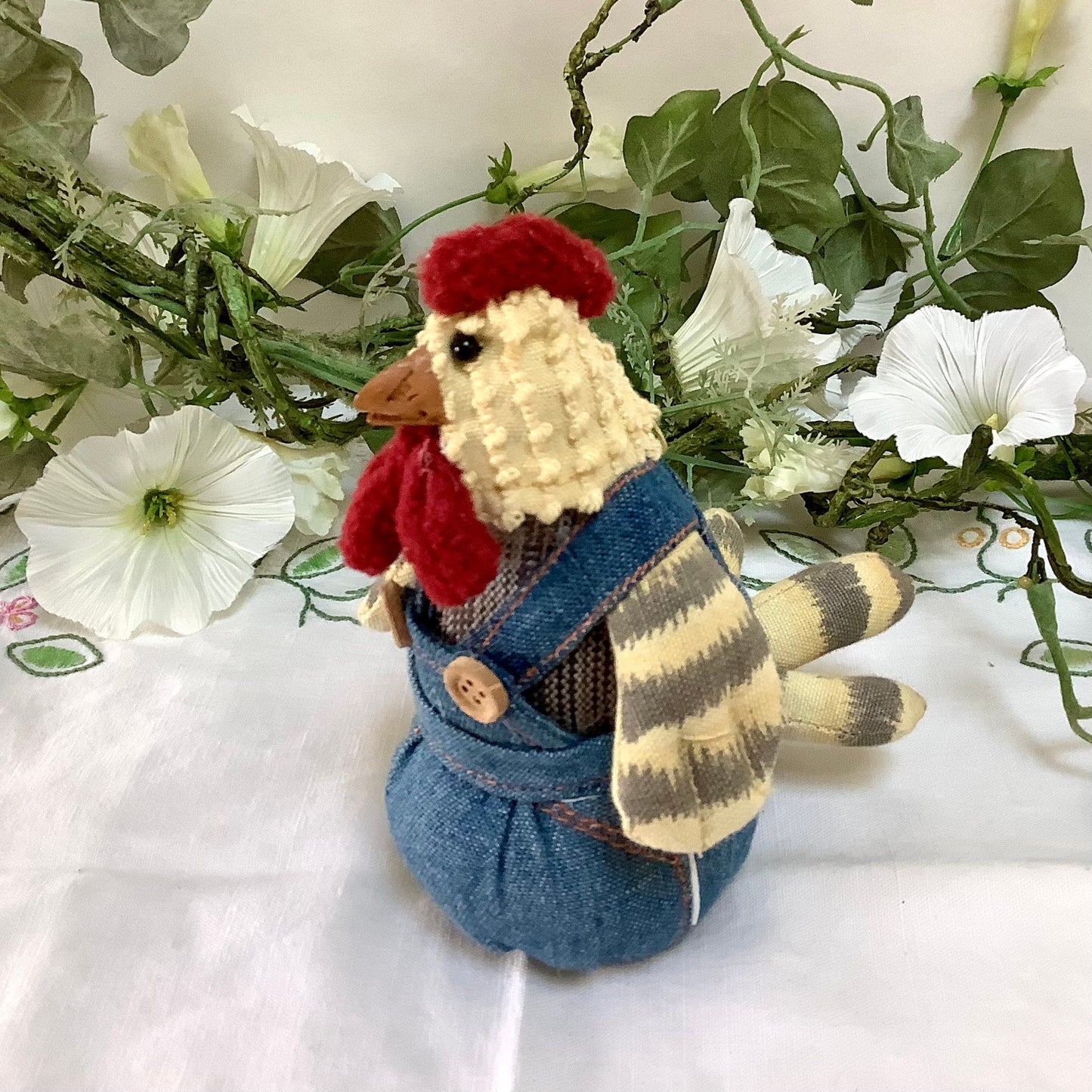 Petit coq a poser avec salopette vintage ht 12 cm