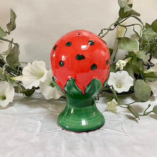 Saupoudreuse à sucre faïence fraise vintage