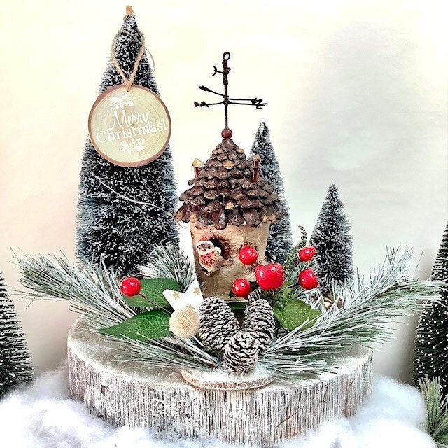 Composition de Noël lumineuse maison pomme de pin oiseau ht 28 cm