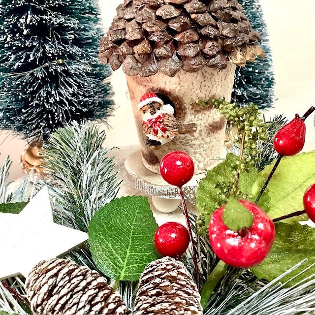 Composition de Noël lumineuse maison pomme de pin oiseau ht 28 cm