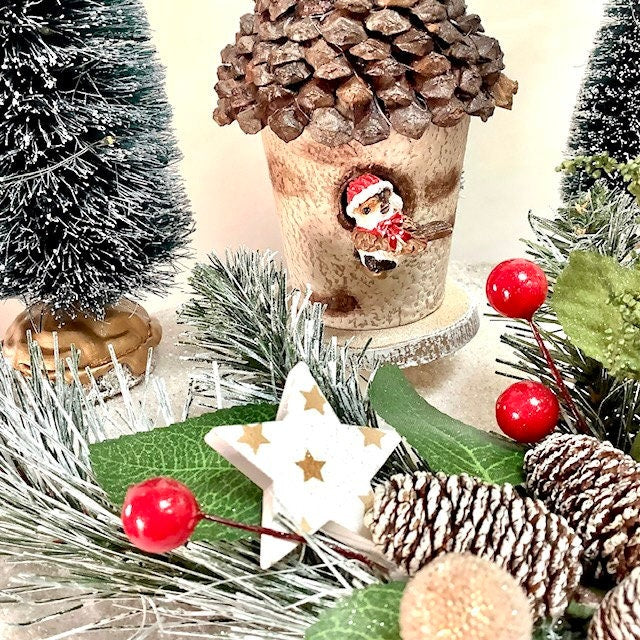 Composition de Noël lumineuse maison pomme de pin oiseau ht 28 cm