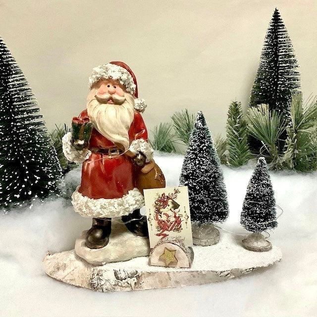 Composition de Noël lumineuse Père Noël cadeau ht 24.5 cm