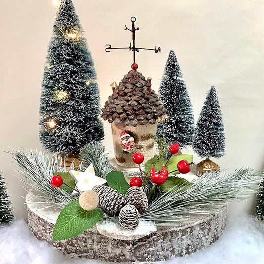 Composition de Noël lumineuse maison pomme de pin oiseau ht 28 cm