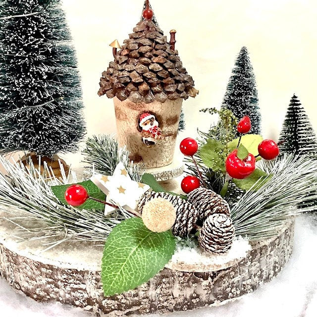 Composition de Noël lumineuse maison pomme de pin oiseau ht 28 cm