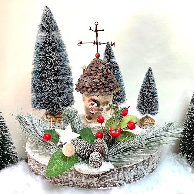 Composition de Noël lumineuse maison pomme de pin oiseau ht 28 cm