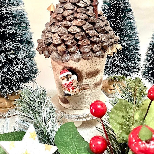 Composition de Noël lumineuse maison pomme de pin oiseau ht 28 cm