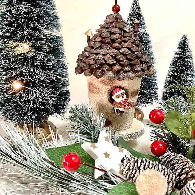 Composition de Noël lumineuse maison pomme de pin oiseau ht 28 cm