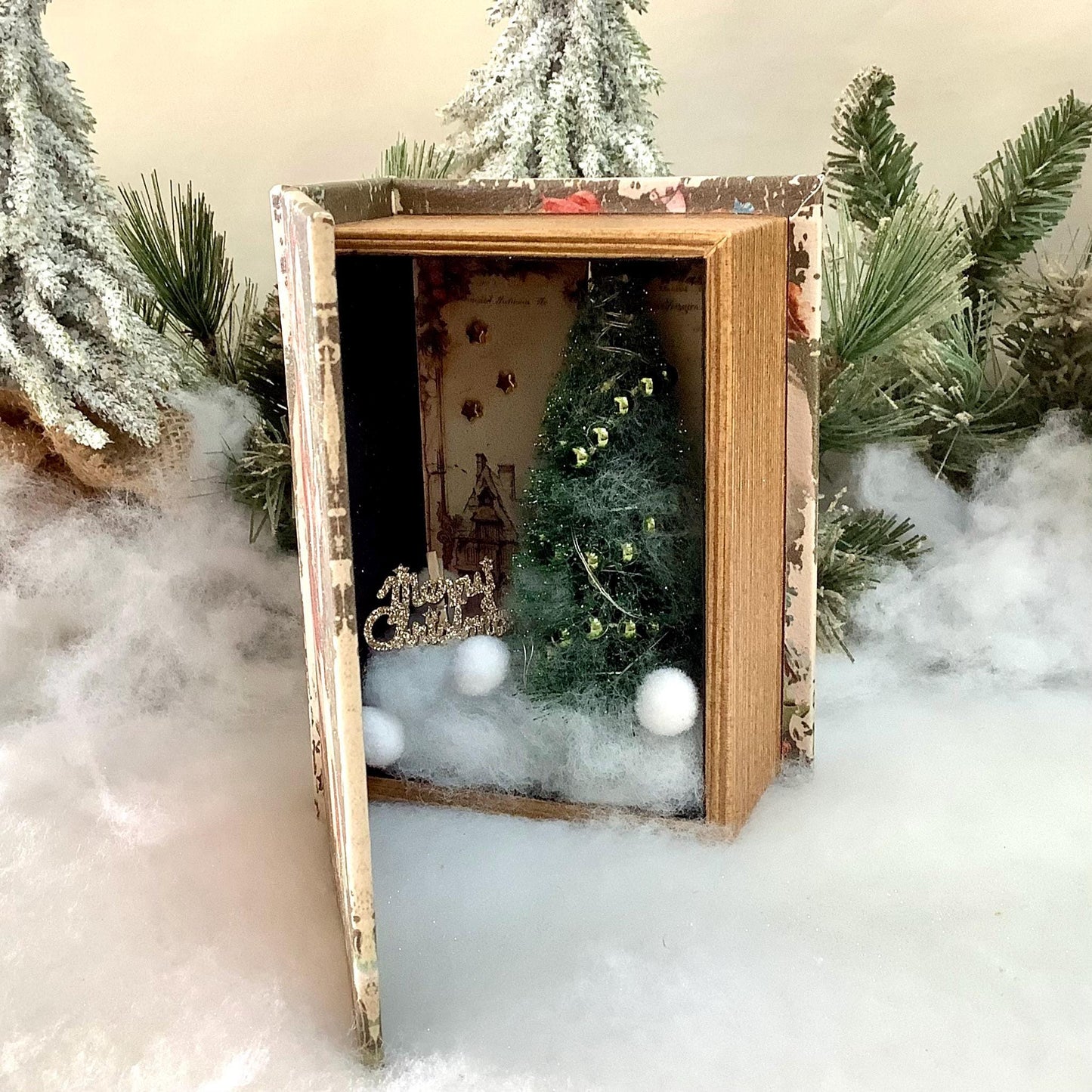 Décoration lumineuse dans livre bois scène de Noël vintage ht 17 cm