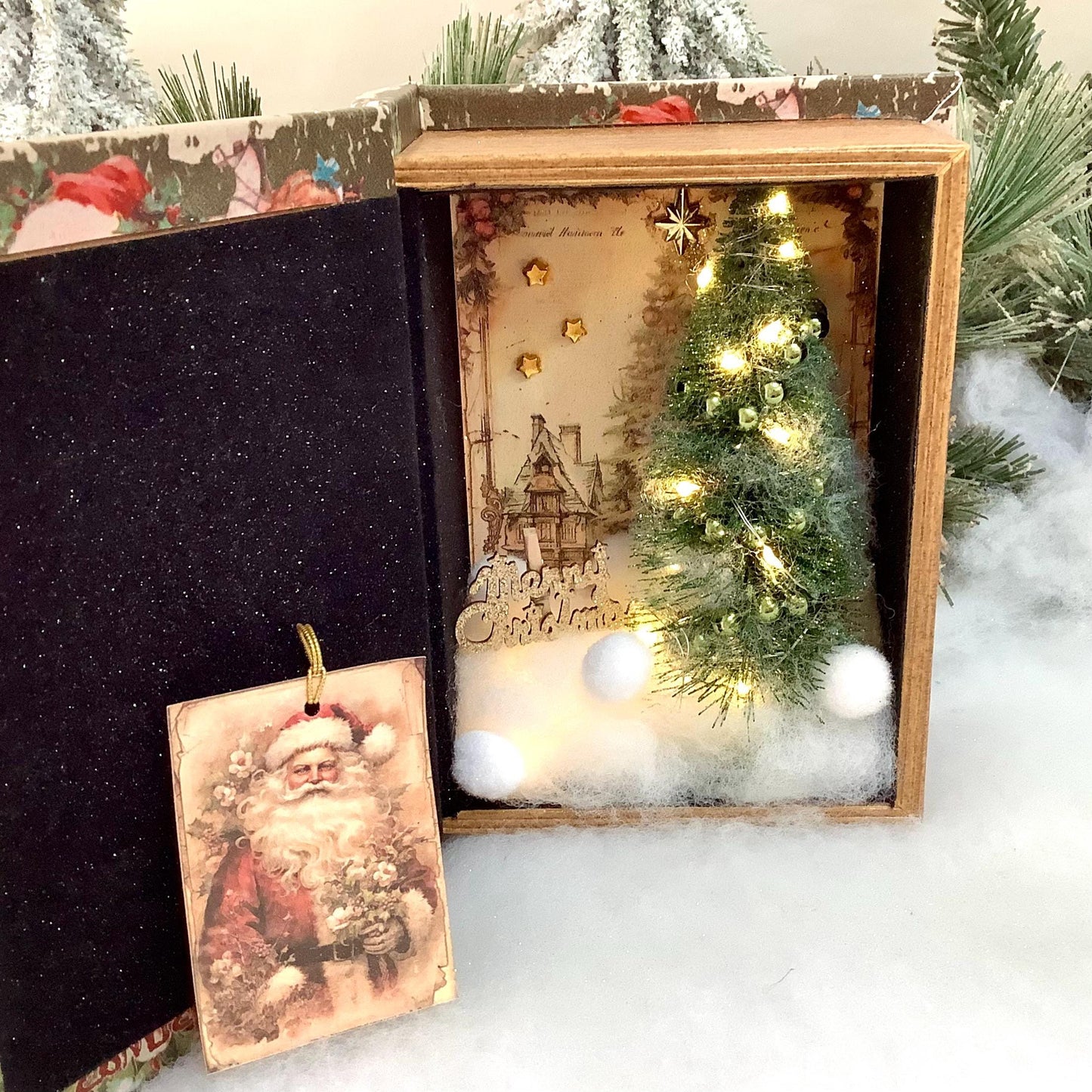Décoration lumineuse dans livre bois scène de Noël vintage ht 17 cm