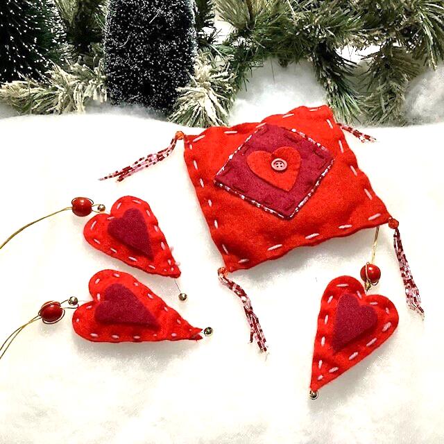Petits coussins carré coeur feutre rouge perles