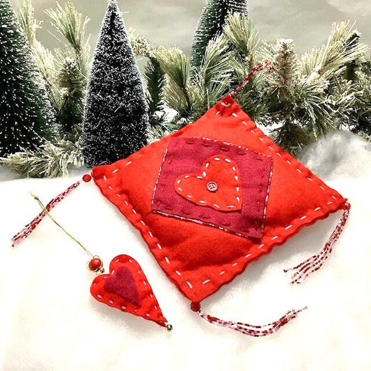 Coussins carré coeur feutre rouge perles