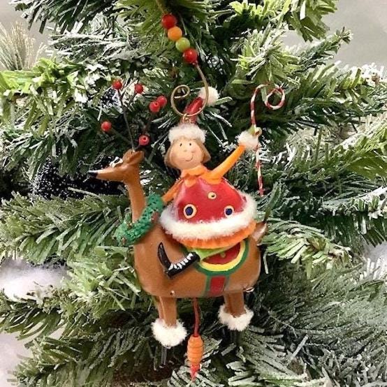 Suspension vintage petite fille sur renne ht 12 cm