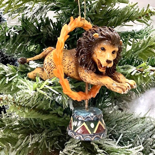 Décoration lion suspension résine ht 10 cm