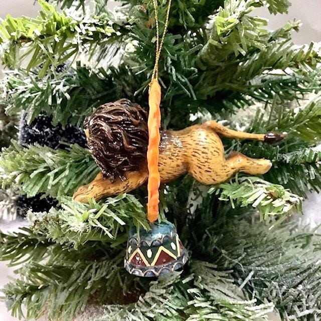 Décoration lion suspension résine ht 10 cm