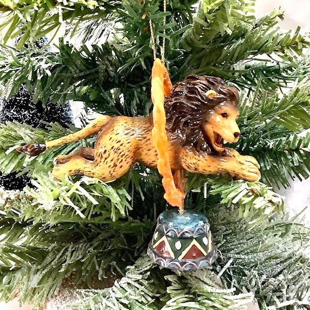 Décoration lion suspension résine ht 10 cm