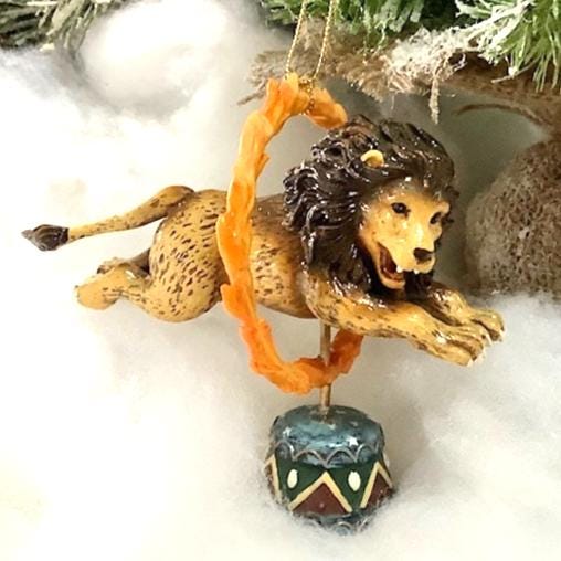 Décoration lion suspension résine ht 10 cm