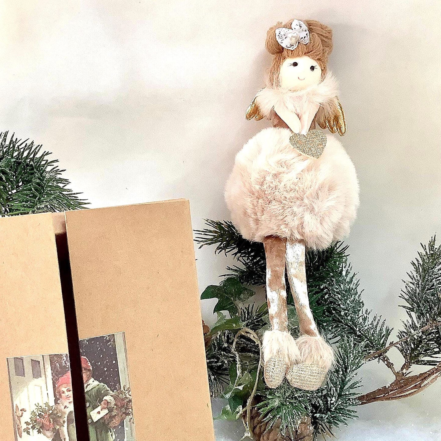 Poupée ange à poser beige pompon fourrure coeur