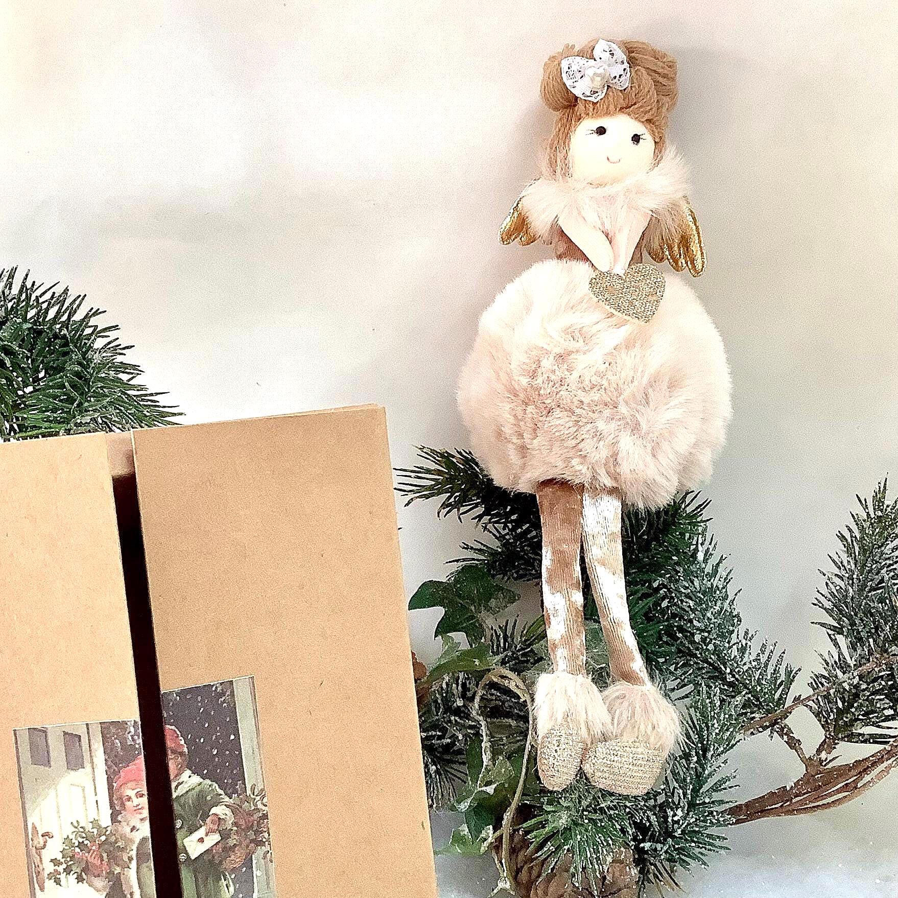 Poupée ange à poser beige pompon fourrure coeur