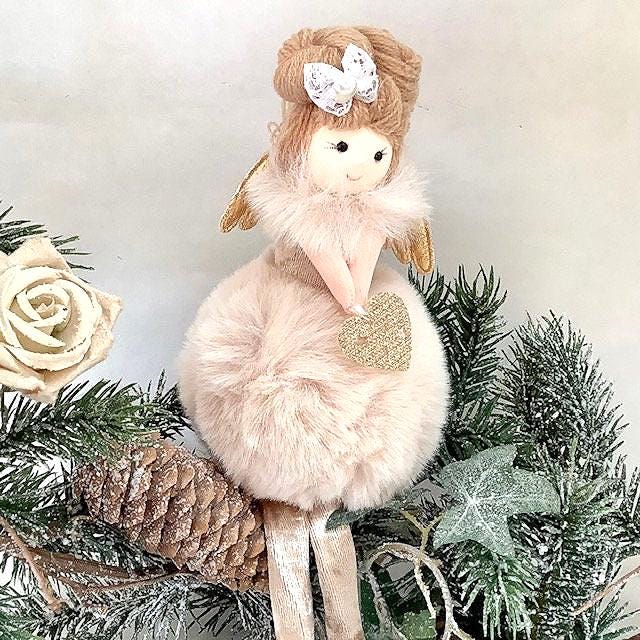 Poupée ange à poser beige pompon fourrure coeur