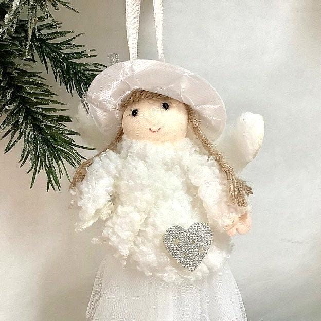 Poupée ange à suspendre blanc coeur