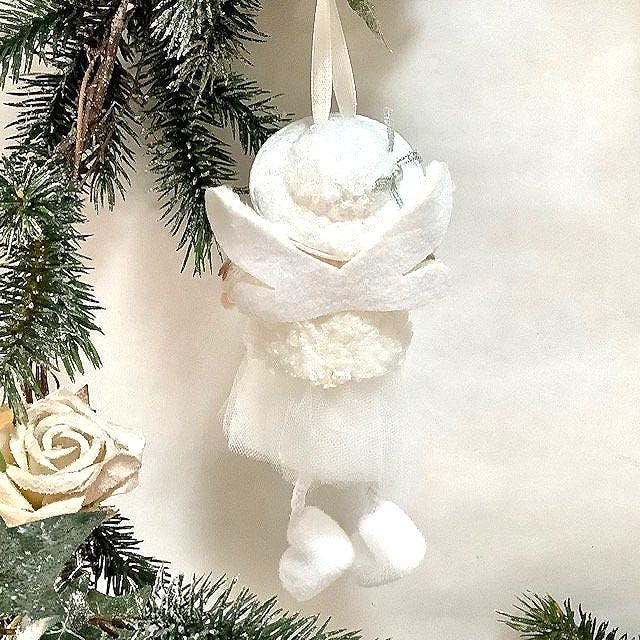 Poupée ange à suspendre blanc coeur