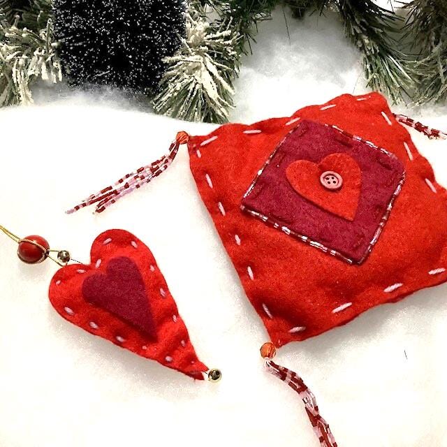 Petits coussins carré coeur feutre rouge perles