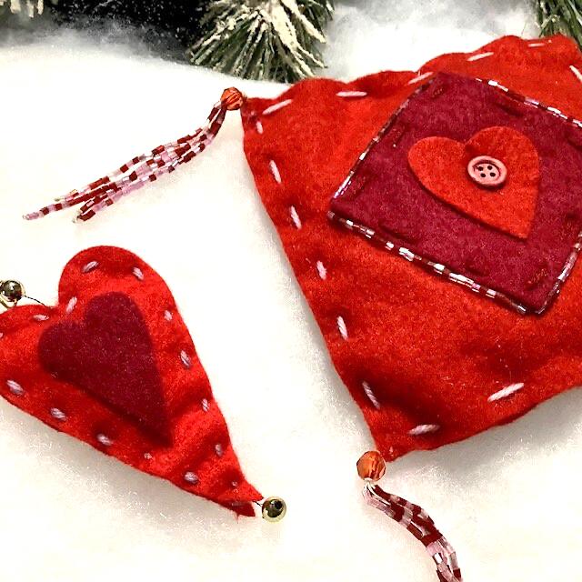 Petits coussins carré coeur feutre rouge perles