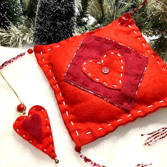 Coussins carré coeur feutre rouge perles