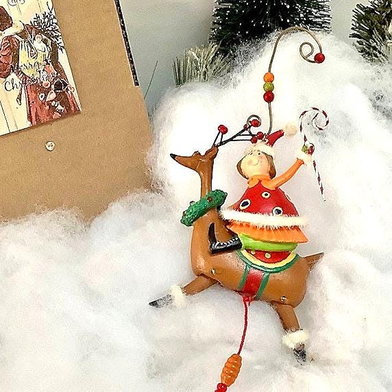 Suspension vintage petite fille sur renne ht 12 cm