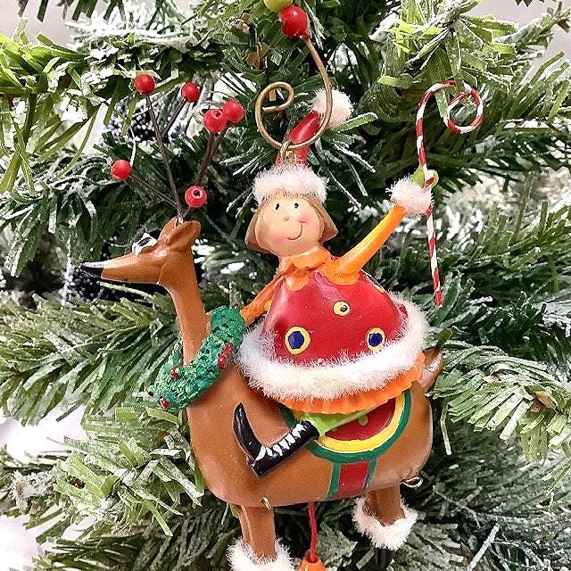 Suspension vintage petite fille sur renne ht 12 cm