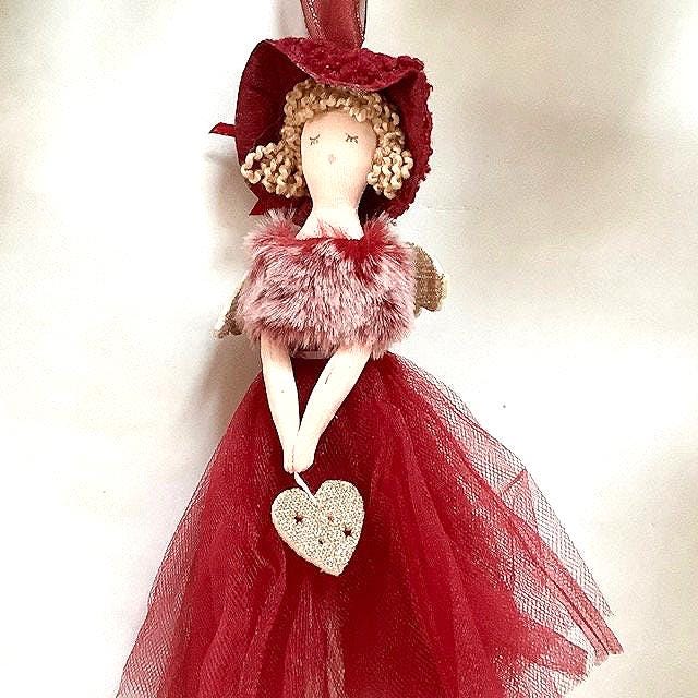 Poupée ange à suspendre rouge coeur