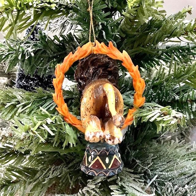 Décoration lion suspension résine ht 10 cm