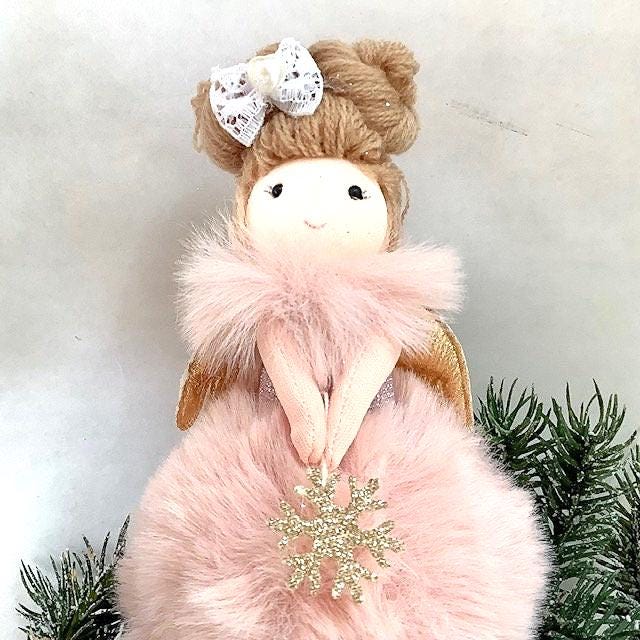 Poupée ange à poser rose pompon fourrure flocon