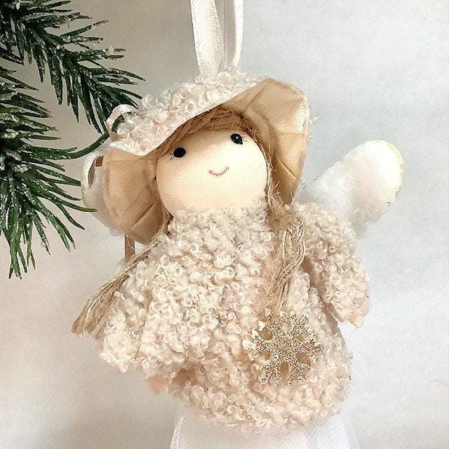 Poupée ange à suspendre beige flocon