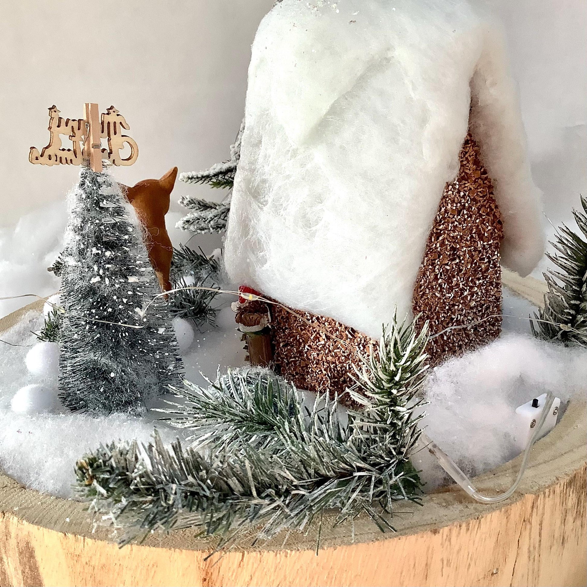 Décoration de Noël lumineuse support bois maison sapins faon ht 25 cm