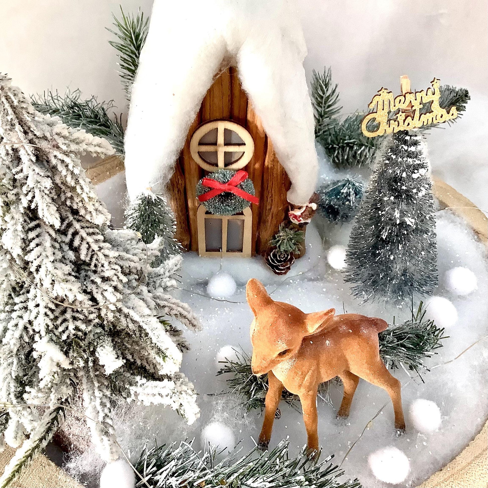 Décoration de Noël lumineuse support bois maison sapins faon ht 25 cm