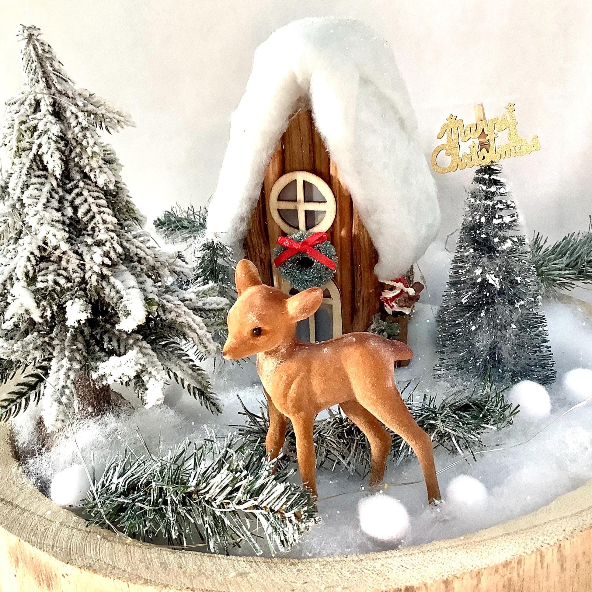 Décoration de Noël lumineuse support bois maison sapins faon ht 25 cm
